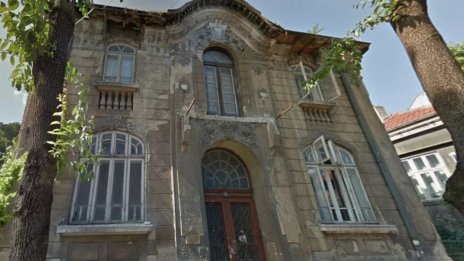 Архитектурна сграда в центъра на Варна се руши застрашително, плануват 6-етажен блок 