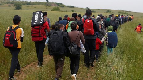 Между 100 и 200 мигранти атакуват границата ни всеки ден