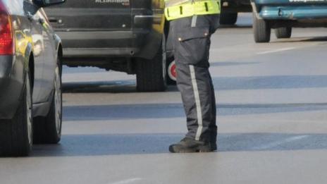 Автобус не спази дистанция и блъсна кола, спряла на зебра