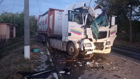 Зверска катастрофа на пътя Русе – Разград, цистерна помете три стълба на енергото, има загинал