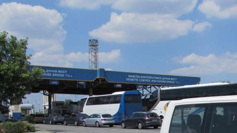 Километрична колона от тирове на Дунав мост при Видин