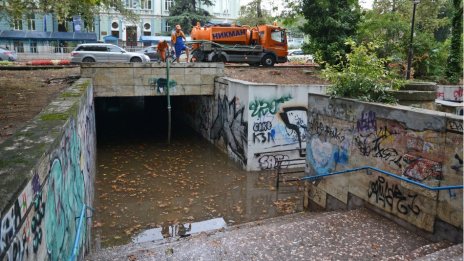 Трети ден подлез във Варна остава непочистен след пороя