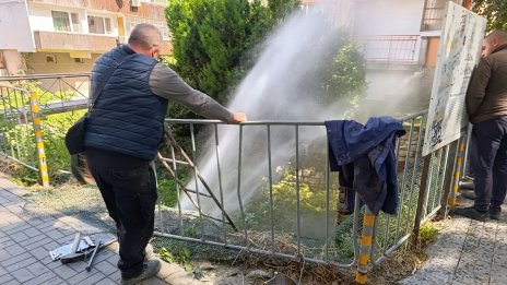 "Фонтан" бликна близо до Арменската църква и остави Гръцката махала без вода