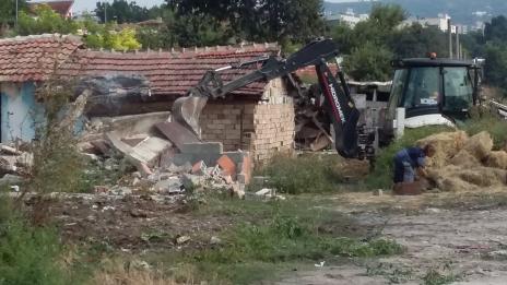 Бутат незаконните постройки в Максуда (Снимки)