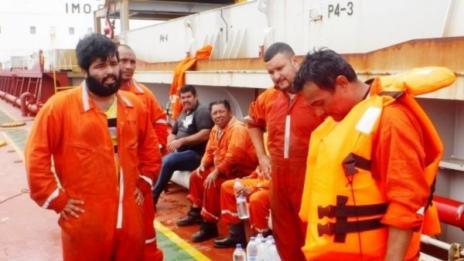 Наши моряци спасиха екипаж на потъващ кораб