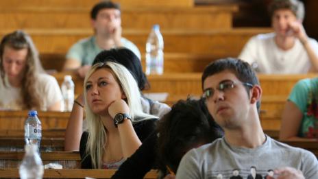 МОН плаща 600 000 лв. за 300 студенти повече по информатика и математика