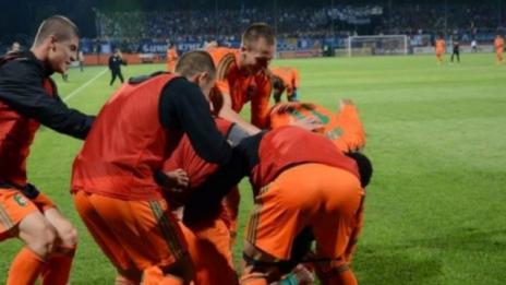 Ел Голеадор бие шута на чужденците