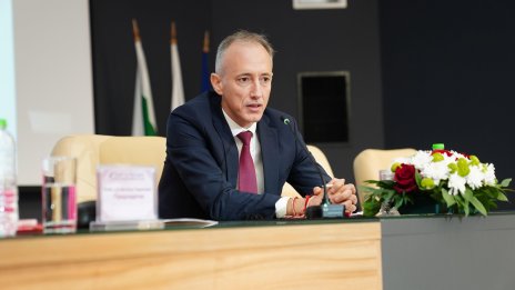 Може да увеличат часовете по български и литература