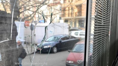 Офиси на ГЕРБ и "Атака" осъмнаха със счупени стъкла