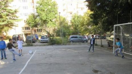 Възстановиха спортна площадка в "Приморски" по инициатива на деца