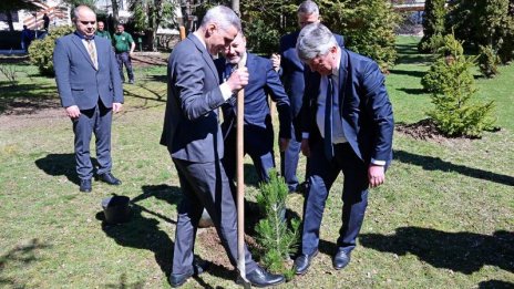 Гюров хвана лопатата за "Седмицата на гората"
