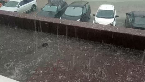 Не тръгвайте без чадър днес! Ще се изсипе много дъжд