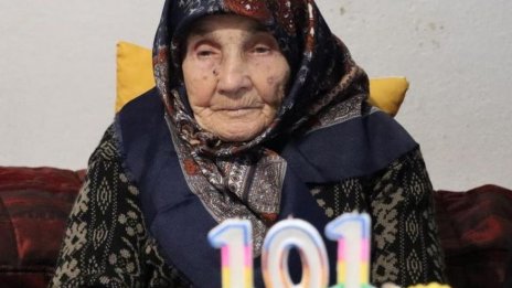 Баба Емине доживя 101 - каква е тайната на дълголетието й? 
