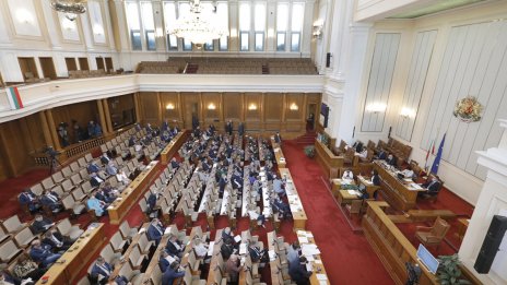 Депутат стани, празнично си почини (5 дни), после поне 10 бона прибери