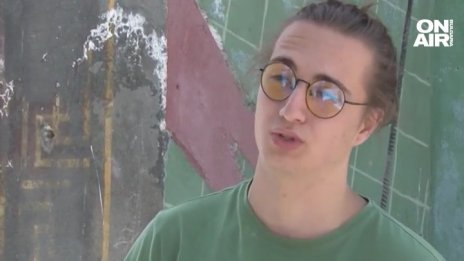 Марк – по халат и джапанки на бала, защото: Важен е комфортът ВИДЕО