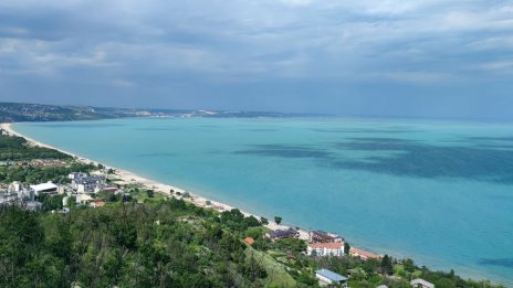 Тюркоазено море посреща лято тази година