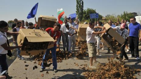 Фермери блокираха път, палиха бали с тютюн