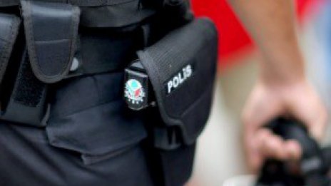 В Турция издирват мъж, набил жена, защото била с къси панталони