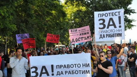 Работещи в плажните заведения блокираха бул. „Приморски“