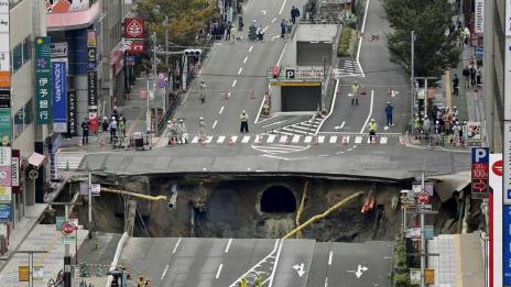 20-метрова дупка зейна на улица в Япония