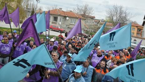 Над 100 енергетици излязоха на протест