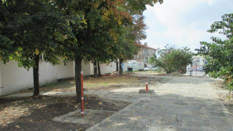 Облагородяват градинката на „Виница“