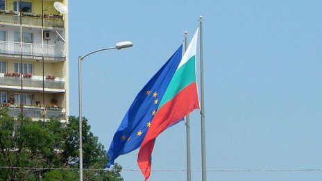 Община Варна ще поднови флаговете на България и ЕС на пилоните до спирка „Почивка“