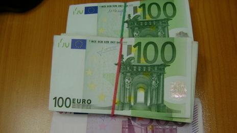 Откриха в дамска чанта недекларирана валута за 50 000 лева