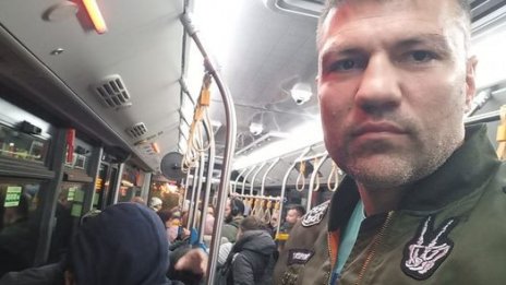 Тервел Пулев се пъхна в автобуса, снима се и... "Карти и билети за проверка!"