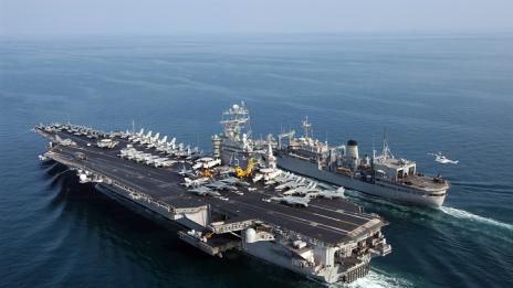 Американски самолетоносач акостира в Южна Корея