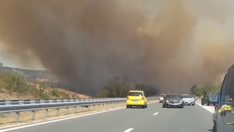 Пожарът между летище "Варна" и Слънчево се разраства