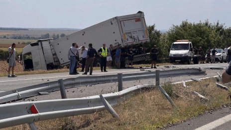 Двамата пострадали при катастрофата край Карнобат са в стабилно състояние