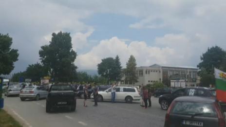 Протест срещу скъпите горива затвори път за Гърция
