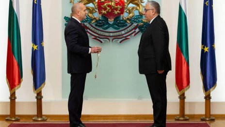 Румен Радев връчи високо отличие на проф. Боян Медникаров