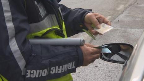  Подпийнал шофьор се пробва да подкупи полицаи
