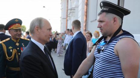 Путин наблюдава лично военни учения в Черно море