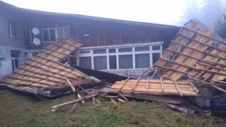 Буря отвя покрива на хижа „Ком“