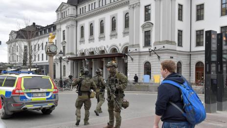 Десетки хиляди участваха в "демонстрация на любовта" в центъра на Стокхолм