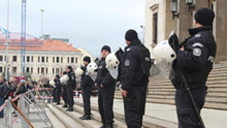 Полицаи, военни и служители в затворите излизат на протест