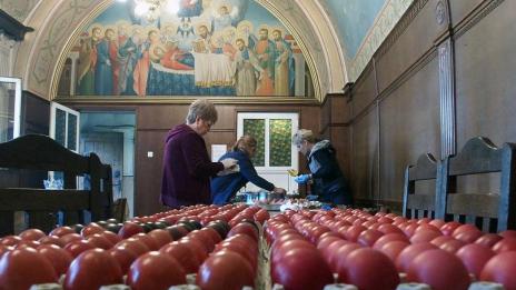 Боядисват 5000 яйца в Бачковския манастир на Велики четвъртък