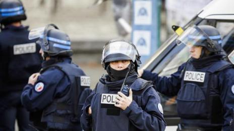 Френски полицаи протестираха в Париж