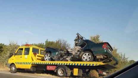 Млада шофьорка се удари в билборд, в реанимация е
