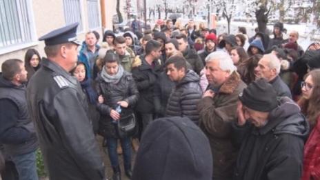 Хората в Момчилград излязоха отново на протест заради убитото 7-годишно момиче