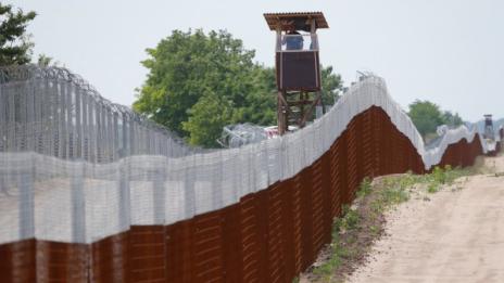 Унгария пусна ток по оградата на границата със Сърбия