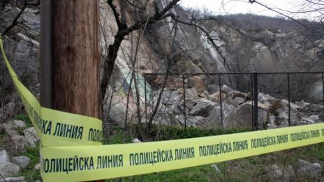 Падащи скали в Провадия прогониха семейство от дома му