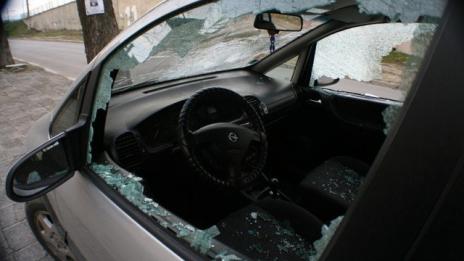 Непълнолетни свиха тонколони от автомобил във Варненско
