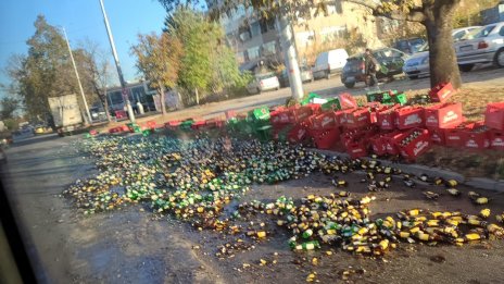 Трагедия: Камион разпиля огромно количество бира на пътя