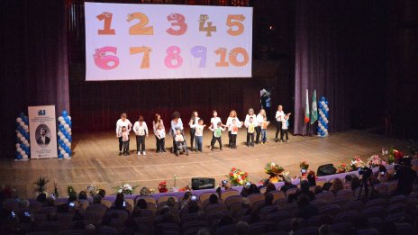 Училището за незрящи във Варна отбеляза с концерт годишнина (СНИМКИ)