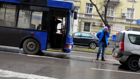 Автобус се натресе в кола (СНИМКИ)