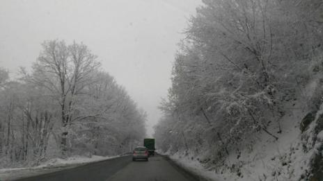 Десетки автомобили закъсаха в Шипченския проход